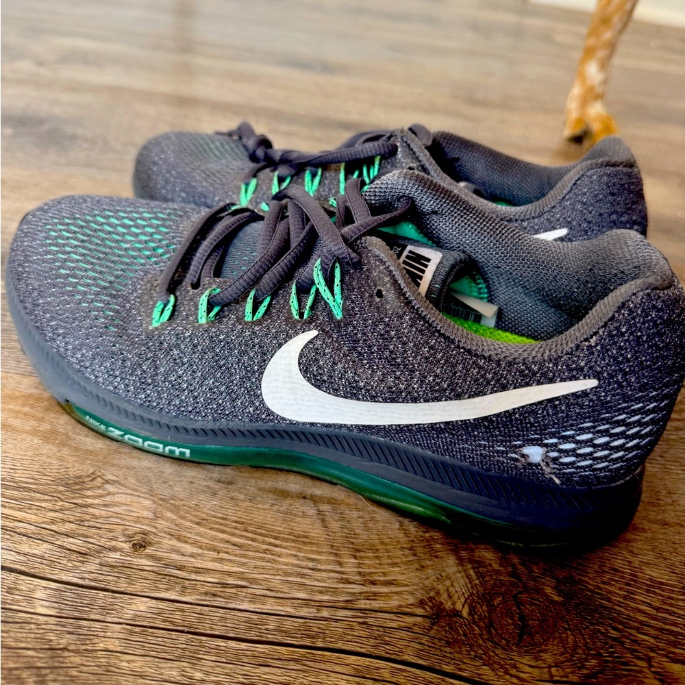 NIKE womens 8.5 sneakers
